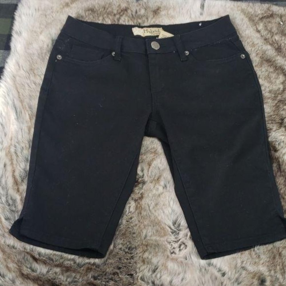 Hybrid & Company black Capri Stretchy shorts